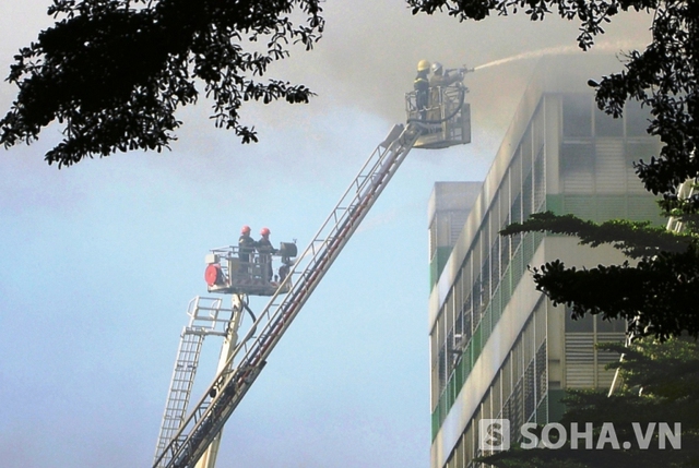 Huy động 70 xe chữa cháy dập lửa tại công ty Pou Chen
