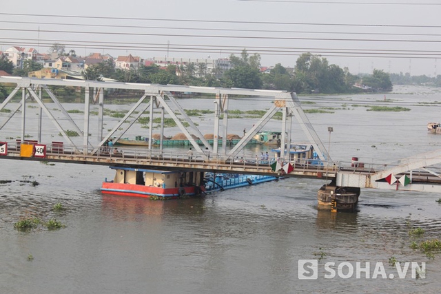 Chiếc tàu chở dầu bị mắc kẹt tại cầu Bình Lợi (cũ) khiến cầu bị phong tỏa, đường sắt Bắc Nam bị tê liệt.