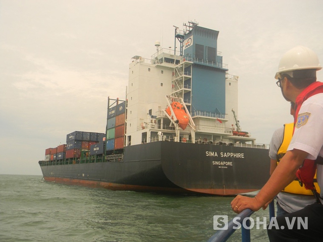 Tàu Sima Sapphire chuyên chở container mang quốc tịch Singapore, có chiều dài 170, rộng 25m