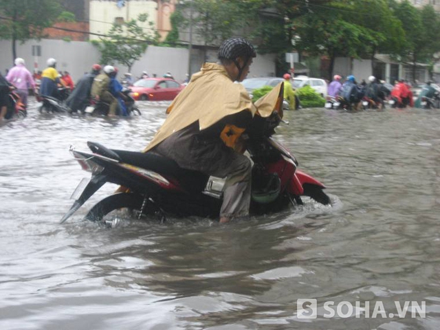 Dòng người và xe lội nước trên đường Nguyễn Hữu Cảnh quận 1.