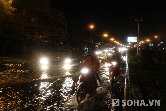 Triều cường dâng cao, TP.HCM ngập nặng