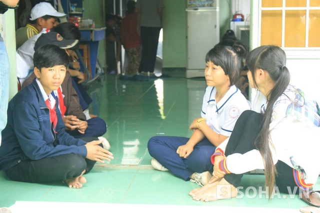 Nhiều bạn học sinh cùng lớp đến gia đình em Nguyễn Phan Thành Lâm để nhìn mặt bạn lần cuối