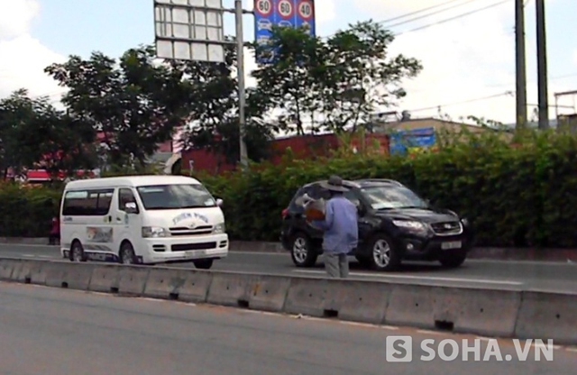 Thậm chí họ liều mình nhảy bổ ra đứng giữa đường để bán hàng