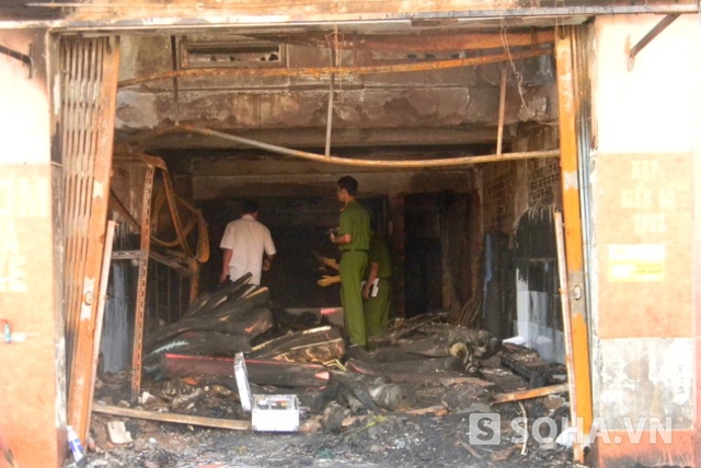 Sáng ngày 23/12, công an thành phố Biên Hòa (Đồng Nai) đang tiến hành khám nghiệm hiện trường vụ cháy làm 5 người chết trên đường Phan Đình Phùng, phường Trung Dung