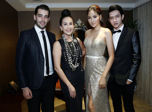 	Người đẹp Diễm My và người mẫu Võ Cảnh cũng mê mẩn không kém trước vẻ đẹp của người mẫu và Hoa hậu Thái Lan.