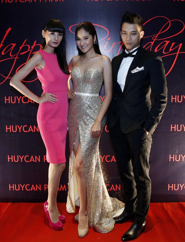 	Chân dài Lê Thúy cũng nổi bật không kém Hoa hậu Hoàn vũ Thái Lan 2007.