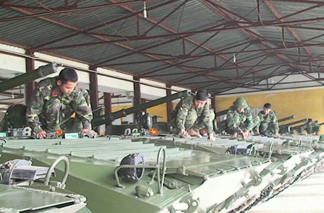 Lau chùi, bảo dưỡng những cỗ xe bọc thép BMP-1.