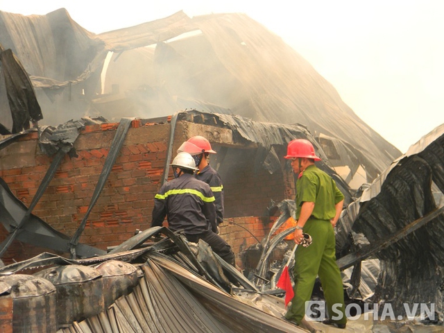Nhà xưởng có diện tích khoảng 1000m2 bị thiêu rui, đổ sập