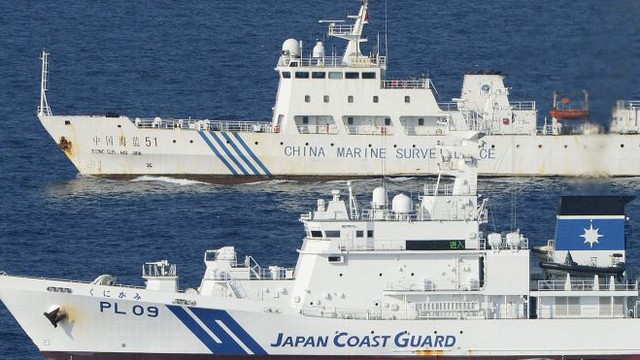 Tàu bảo vệ bờ biển của Nhật Bản “canh chừng” tàu hải giám Trung Quốc gần quần đảo tranh chấp Senkaku/Điếu Ngư trên biển Hoa Đông ngày 25/10/2012