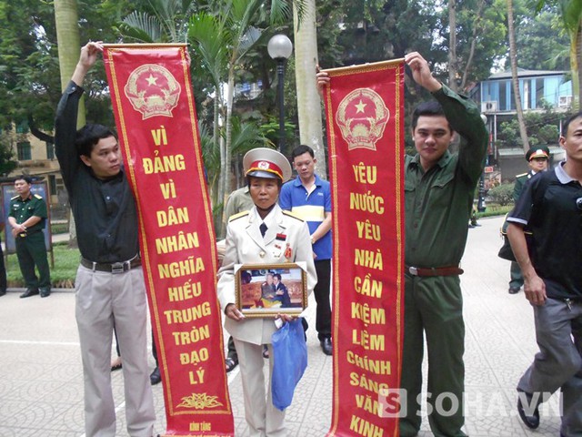 Vì đảng vì nhân dân nghĩa hiếu trung tròn đạo lý
Yêu nước, yêu nhà, cần kiệm liêm chính sáng văn kinh