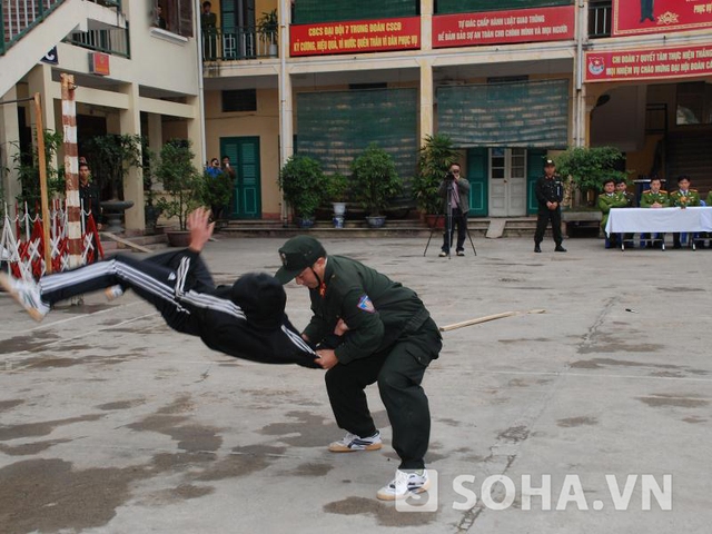 Tròn mắt với những màn võ thuật mạnh mẽ của cảnh sát cơ động