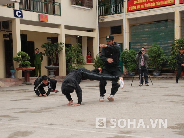 Tròn mắt với những màn võ thuật mạnh mẽ của cảnh sát cơ động