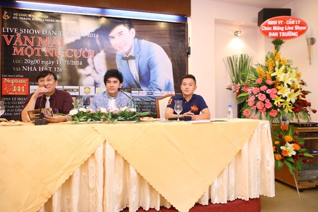 Hoàng Tuấn, Đan Trường và MC Anh Khoa trong buổi họp báo chiều qua.