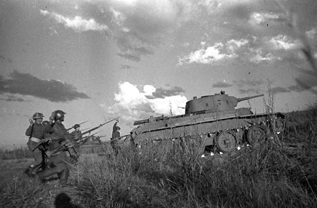 Xe tăng và bộ binh Hồng quân tại Khalkhin-Gol