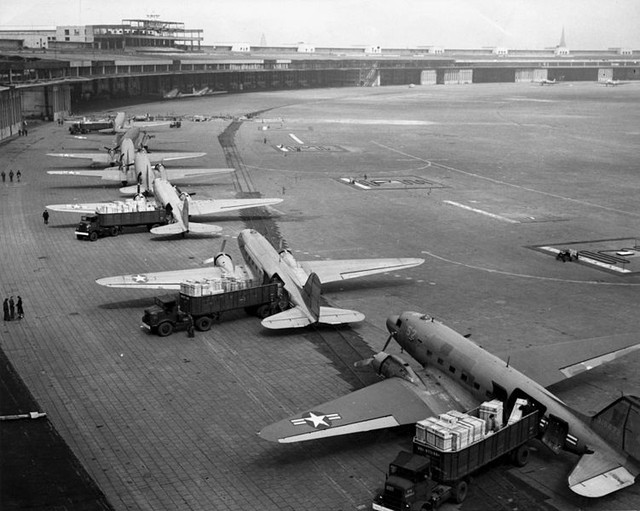 C-47 dỡ hàng tại sân bay Tempelhof, Berlin
