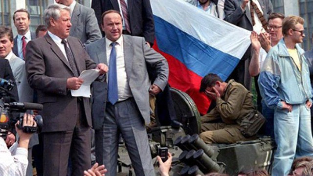 Phó tổng thống Boris Yeltsin giữa những người ủng hộ bên ngoài toà nhà Quốc hội