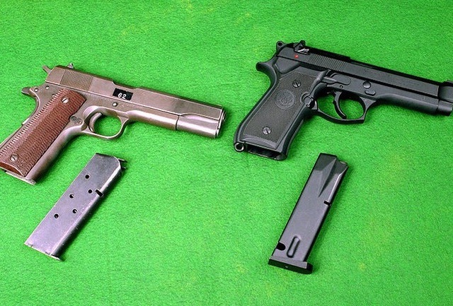 M1911 (bên trái) và M9 (bên phải). Có thể thấy rõ sự khác biệt về kích thước hộp tiếp đạn