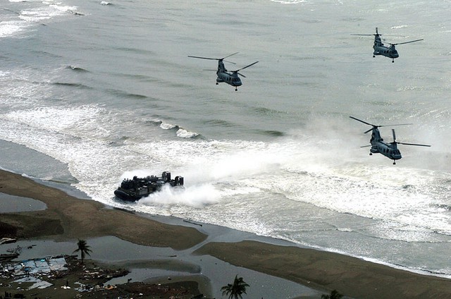 Tàu đệm khí LCAC và trực thăng CH-46 chuyên chở hàng cứu trợ vào bờ. Trực thăng có lợi thế về tốc độ còn tàu đệm khí có lợi thế về sức tải