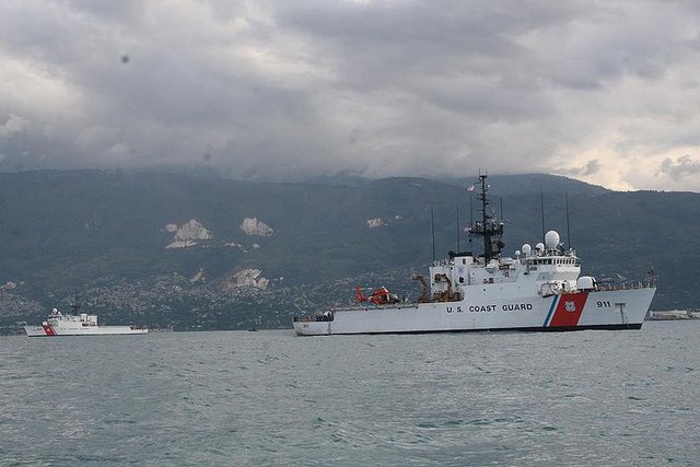 Hai tàu tuần duyên Forward và Mohawk đến cảng Port-au-Prince một ngày sau trận động đất