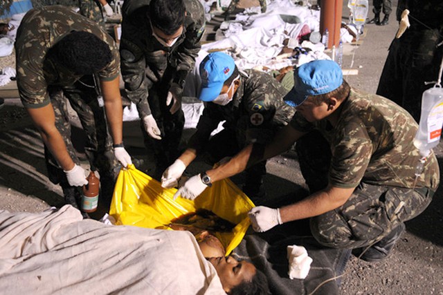Nạn nhân vụ động đất đang được chăm sóc tại một trại dã chiến của quân y Brazil