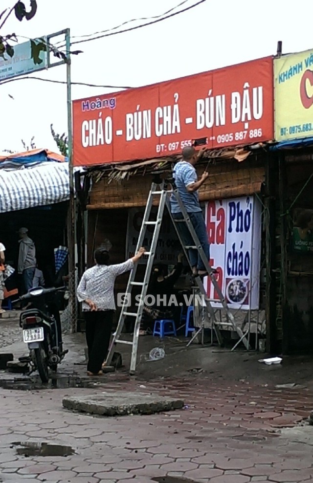  	Cơn bão đi qua, người dân khắc phục hậu quả.