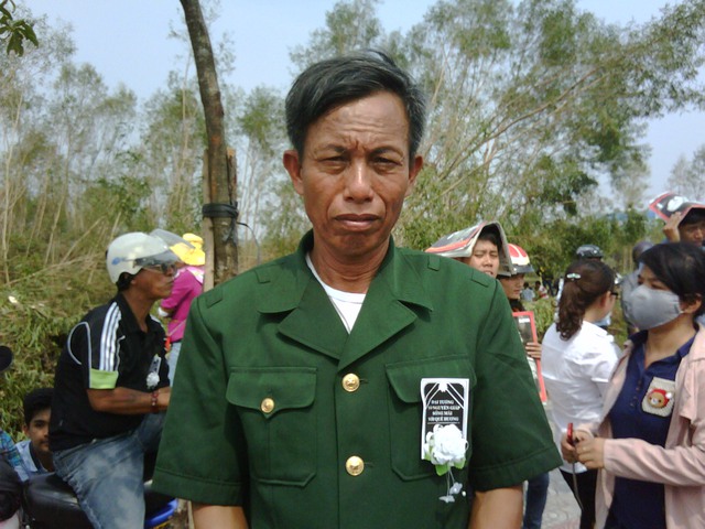 Cựu chiến binh Nguyễn Hữu Hải đến từ cục kỹ thuật quân khu 4 đến cổng sân bay từ 6h30 để đón linh cữu Đại tướng.