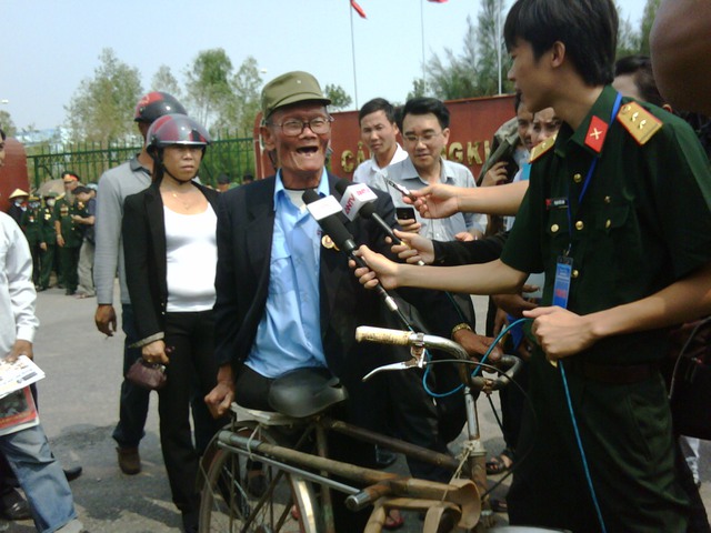 Thương binh 2/4 Tạ Minh Tâm đã đạp xe từ 5h30p sáng để đến sân bay đón Người anh cả của QĐND