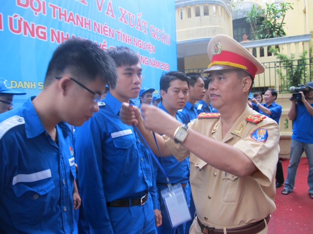 Đại tá Đào Vịnh Thắng đang trao thẻ cho các TNTN