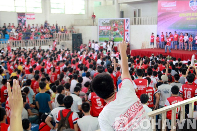 	Hơn 2000 fan hâm mộ 