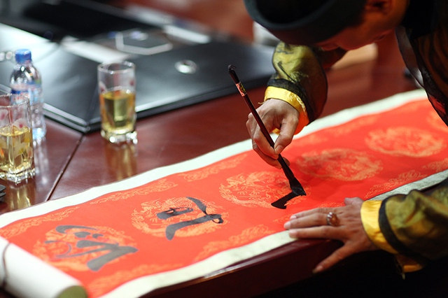 Nghệ nhân thư pháp viết cặp câu đối mừng tuổi 103 của Đại tướng Võ Nguyên Giáp