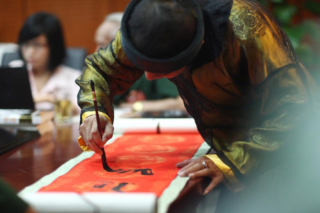 Nghệ nhân thư pháp viết cặp câu đối mừng tuổi 103 của Đại tướng Võ Nguyên Giáp