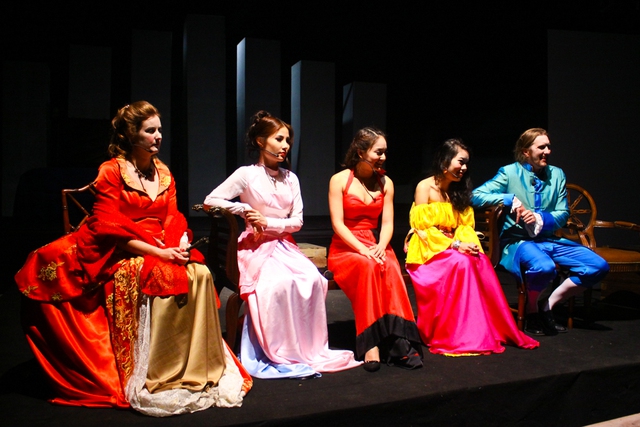  	Lan Phương cũng là diễn viên chính trong vở kịch này. Hai người đẹp có cơ hội đứng chung sân khấu với các diễn viên nước ngoài.