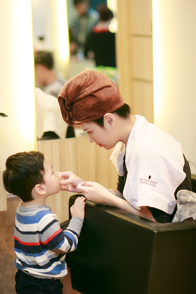 
	Khải Minh - con trai 2 tuổi của Đan Lê rất thích ăn kẹo.
