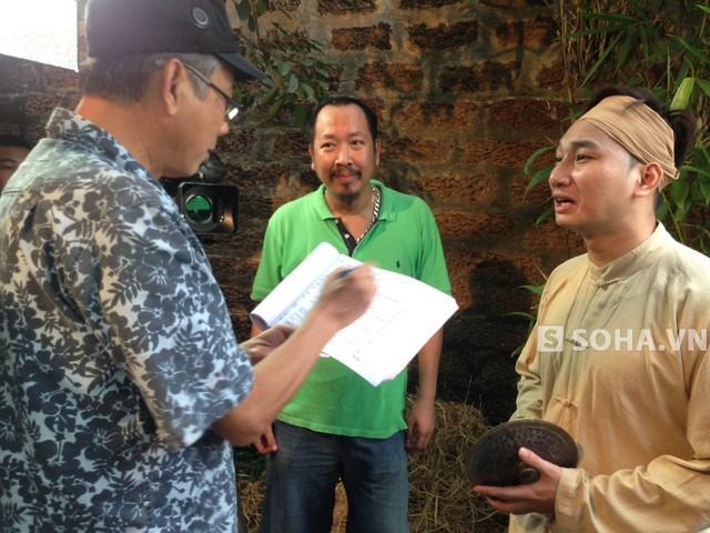  	Thành Trung đang trao đổi với đạo diễn về những cảnh quay trong bộ phim Hài Tết năm nay anh tham gia diễn xuất
