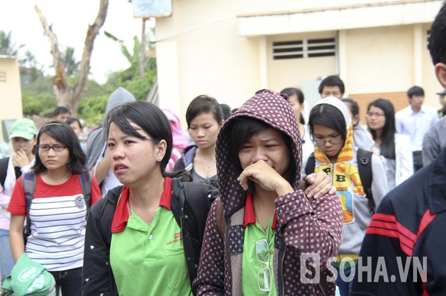 Những lời nhắn nhủ, những ánh mắt đỏ hoe, những giọt nước mắt lăn dài trên má kèm theo những tiếng kêu khóc ai oán não nề khiến cho không khí ở bệnh viện vốn đã ngột ngạt nay lại còn thê lương hơn..