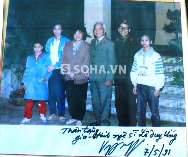  	Bức ảnh chụp cùng Đại tướng Võ Nguyên Giáp được treo trang trọng tại phòng khách gia đình họa sĩ Lê Duy Ứng