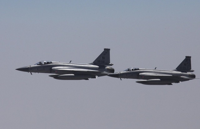 Máy bay chiến đấu JF-17 do Trung Quốc và Pakistan phối hợp pháp triển.