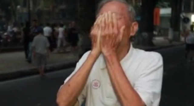 Một cụ ông 83 tuổi vì quá xúc động trước sự ra đi của Đại tướng, ông đứng vái vọng, khóc như mưa ở ngoài Nhà tang lễ Quốc gia