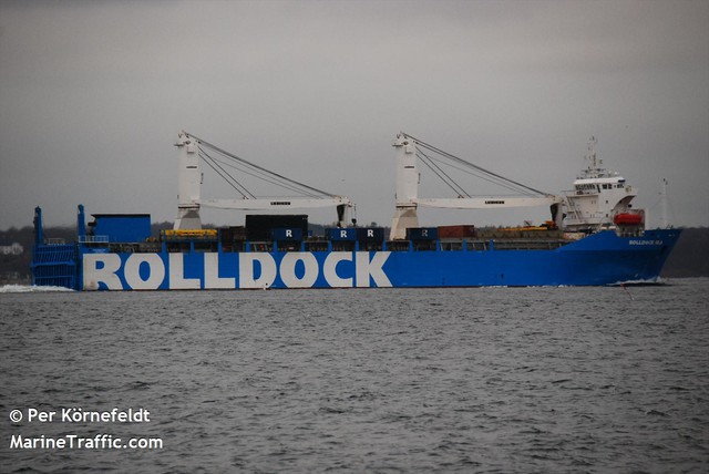 Hình ảnh tàu Rolldock Sea chở theo tàu ngầm Hà Nội được chụp khi tàu đi ngang qua Helsingborg, Thuỵ Điển vào ngày 21-11-2013