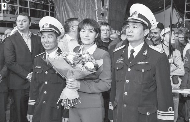 Hai sỹ quan tàu ngầm của Hải Quân Việt Nam tham dự lễ hạ thủy.