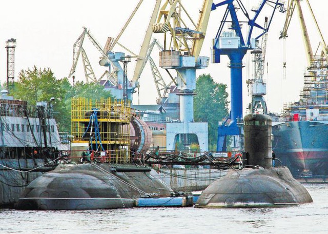 Tàu ngầm Hà Nội (phía ngoài) và tàu ngầm Hải Phòng (phía trong), đang neo đậu tại âu tàu nhà máy Admiralty Verfi cuối tháng 10 vừa qua.