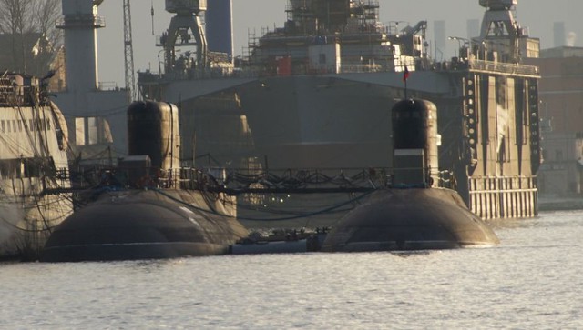 Hai tàu ngầm Hà Nội (ngoài) và tàu ngầm Hải Phòng (trong) chụp hôm 4/11