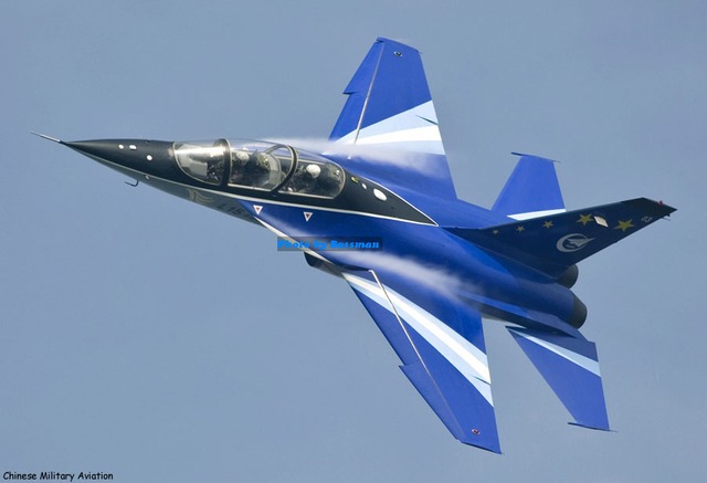 Trung Quốc lo L-15 bị Yak-130 của Nga 'át vía'