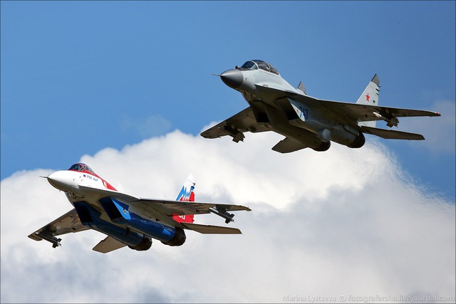 Cặp đôi máy bay tiêm kích MiG-29OVT (trái) và MiG-29M2 (phải)