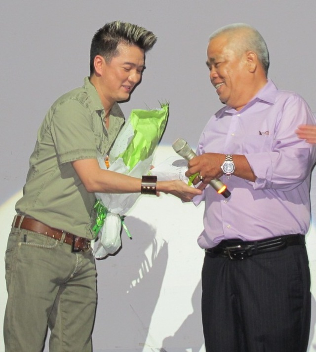  	Mr Đàm trao 70 triệu đồng, tặng 70 nghệ sĩ tuổi “xế chiều” đón tết năm 2012.