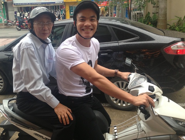 	Nhạc sĩ Nguyễn Ánh 9 ra về vui vẻ trên chiếc xe máy của người cháu ruột.