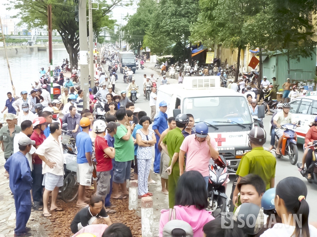 Đến 14h30 cùng ngày, thi thể người đàn ông đã được đưa về nhà xác.