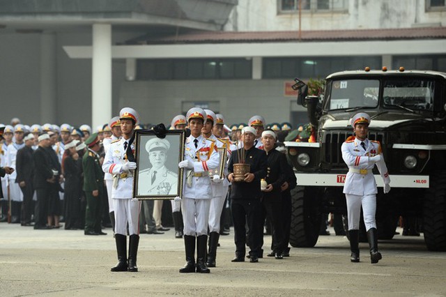 	Di ảnh Đại tướng, theo sau là con trai cả Đại tướng cùng gia quyến.