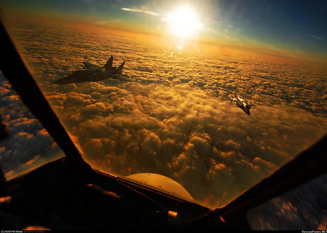 Vẻ đẹp hai tiêm kích đánh chặn siêu âm MiG-31 của Không quân nga tuần tra phía trên những đám mây kéo dài vô tận về phía chân trời.