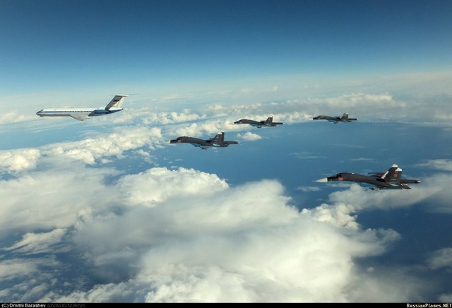 Phi đội 4 máy bay tiêm kích bom Su-34 Fullback hộ tống một chiếc Tupolev trên không.